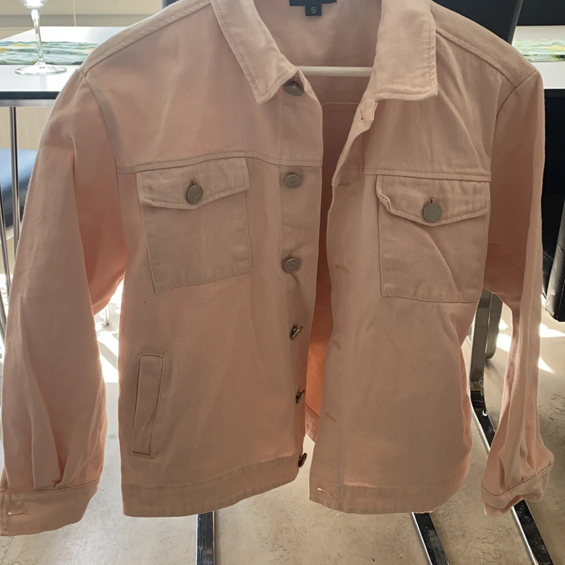 Söt mjukrosa jeansjacka! I storlek S - 90