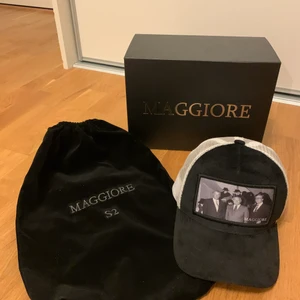 Maggiore keps - Hej! Jag säljer min Maggiore keps S2 C5 pga att jag har köpt en annan. Det är i mycket fint skick 9/10. Om man köper kepsen så ingår sammet påsen samt boxen till kepsen. Den är limiterad till 250st exemplar i hela vida värden. Så den är MYCKET ovanlig. 