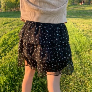 blommig volangkjol - Kjol som jag köpte förra året men har slutat använda, skriv privat för fler bilder💓  (använd inte den nya funktionen ”köp direkt”, kontakta mig först)