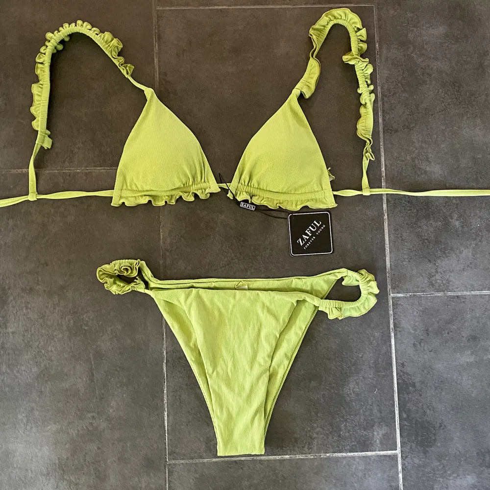 Jättefin grön bikini som aldrig är använd. Skickas med PostNord och frakten ingår ej i priset.. Övrigt.