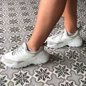 ONLY skor 38/38 - Säljer nu mina endast testade ONLY skor då de inte kommer till användning. Storlek 39, men funkar även till en större 38. Nypris 599kr