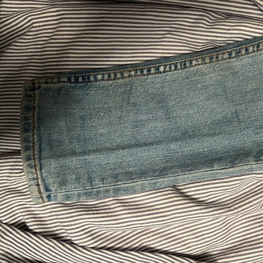 Hej säljer ett par lågmidjade jeans från acne i storlek 25/32. Säljer de för 170kr ink spårbarfrakt.. Jeans & Byxor.