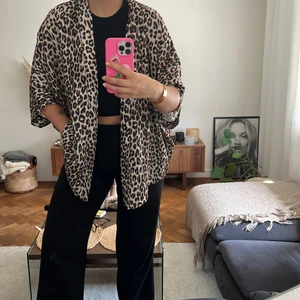 Leopard kaftan - En leopard kaftan med kortare ärm från Boohoo! Superfin och använts på sommar över bikini eller till shorts o linne som en tunn kofta. Sparsamt använd & superfint skick! Strl onesize o passar mig som är en S/M perfekt! 