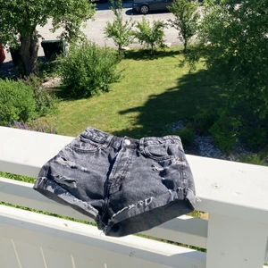 Svarta jeansshorts med slitningar  - Snygga jeansshorts med slitningar från HM. Ganska korta men inte alltför korta. Var mina favoritshorts men blev tyvärr för små för mig ett tag sen. Inga defekter. Frakten ingår i priset❤️