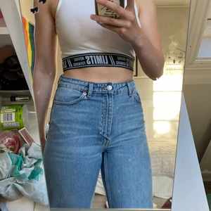 Moderna jeans alla älskar  - Helt oanvända förutom vid fotograferingen till dena annons. Super snygga jeans med raka ben, bra passform. Dom här jeansen passar till allt 