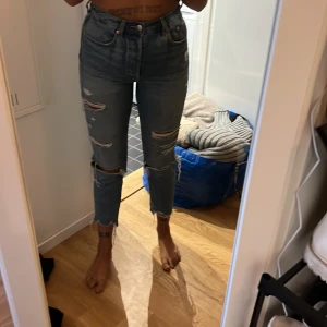 Jeans med slitningar - Köpt från H&M använd fåtal gånger