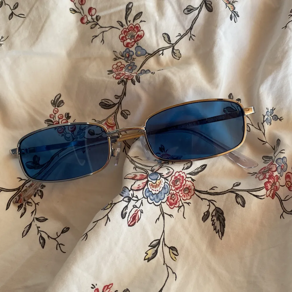 Turkosa solglasögon med silvriga bågar från urban outfitters!☀️🌊 Bilden fångar inte riktigt färgen tyvärr…. Accessoarer.