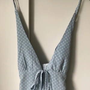 Prickig klänning - Ljusblå prickig klänning med korsning i ryggen, major picknick vibes, frakten är inräknat i priset✨