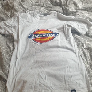 Dickies t-shirt - Dickies T-shirt i stl.S använd ganska många gånger. Den är i ganska bra skick det ända är att trucket har börjat lossna.