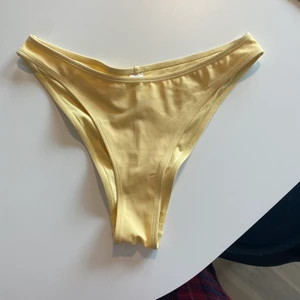 Bikiniunderdel  - Jätte fin gul bikiniunderdel 💛💛💛