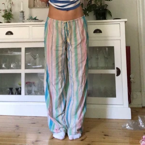 Byxor  - Jättesköna och svala byxor perfekta till sommaren! Lågmidjade med snörning i midjan⭐️ sitter bra på mig med xs/s, bara lite långa. Jag ör 160cm för referens!