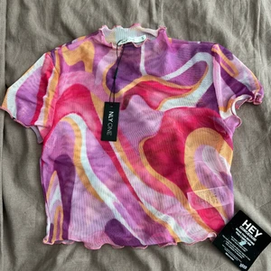 Mesh topp - Oanvänd meshtopp i fint mönster från Nelly i storlek S💜  120kr+frakt  