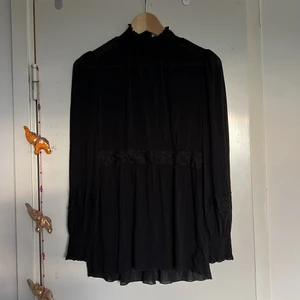 Svart mesh topp - Jättehärlig svart mesh-top från happy holly. Den är perfekt för sommaren och sitter jättefint! Pris kan diskuteras då jag måste bli av med allt!