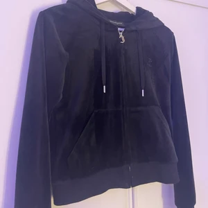 Juicy tröja!! - Säljer denna juicytröja för att jag aldrig använder den!! Aldrig använt den så den är helt ny! Storlek S men passar mig som vanligtvis är en M😍😍Utropspris 600.