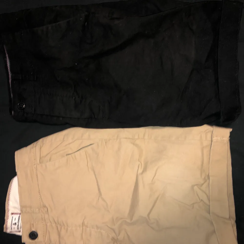 Perfekta shorts för sommaren. Ett par svarta och ett par beiga chinos. Köp båda för 200kr. Skick 9/10🤝 (köpare står för frakt) . Shorts.