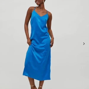 Vila klänning - Kornblå satin klänning. 