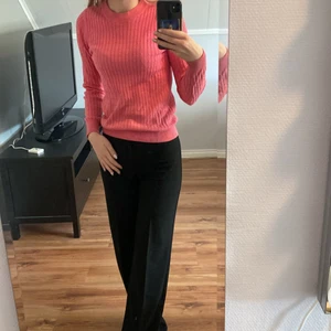 Gina tricot kabelstickad  - Säljer nu min rosa kabelstockade tröja från Gina tricot. Tröjan är i fint skick