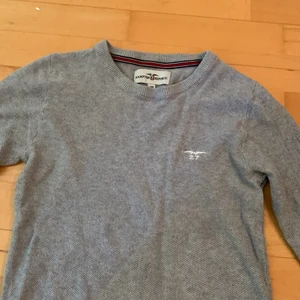 HAMPTON REPUBLIC Tröja   - Tröjan är i bra skick. Har inte använts så mycket.