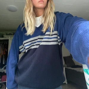 Sweatshirt  - Oversized sweatshirt köpt på secondhand. Perfekt en varm sommarkväll!! 🫶🏻