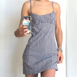 Klänning  - Säljer denna söta klänningen i storlek S⭐️ fraktar för 44kr eller möts i Fridhemsplan 🌸