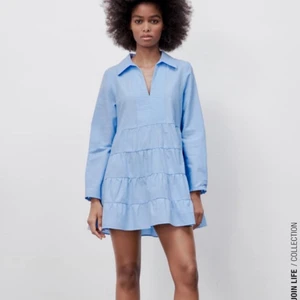 Zara klänning - En fin blå klänning från zara i storlek XS! är helt ny därav priset 💘 💗 Den är köpt för 379. Buda  från 349 kr😊💗tveka inte om att höra av dig vid frågor eller fler bilder!
