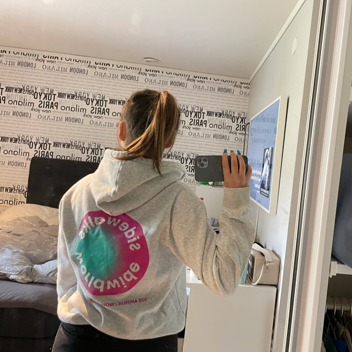 Grå hoodie med tryck - 90