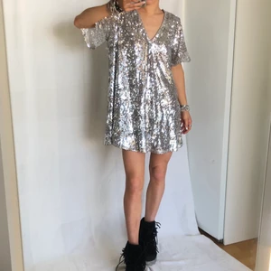 Klänning - Fantastisk paljettklänning i storlek S⭐️ fraktar för 66kr spårbart eller möts upp i Fridhemsplan 👼