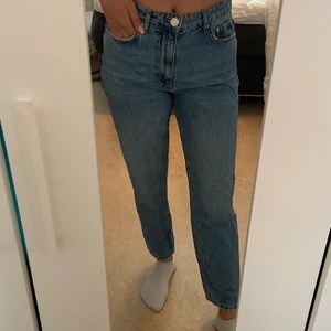 Blåa jeans - Dessa blåa jeans ungefär 5 cm för korta för mig, då jag tyvärr aldig använt dom. Jag är 164 cm. Jätte sköna! Du står för frakten.