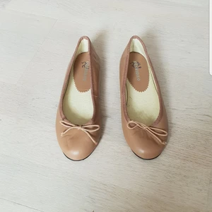 Ballerinaskor - Så fina ballerinaskor i beige stl 35 i mjukt läder, nysksick 💖55 kr💖 3 för 2 på min sida