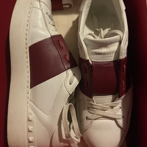 valentino garavani kor - säljer dessa skit snygga skorna då jag köpte de men tyvärr var det för små för mig.  dustbag, box och kvitto följer med.  