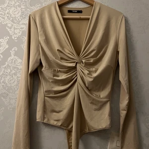 Beige body  - Jätte fin body som jag inte använder längre. Var en av mina favoriter förut men som nu ligger bara i garderoben.