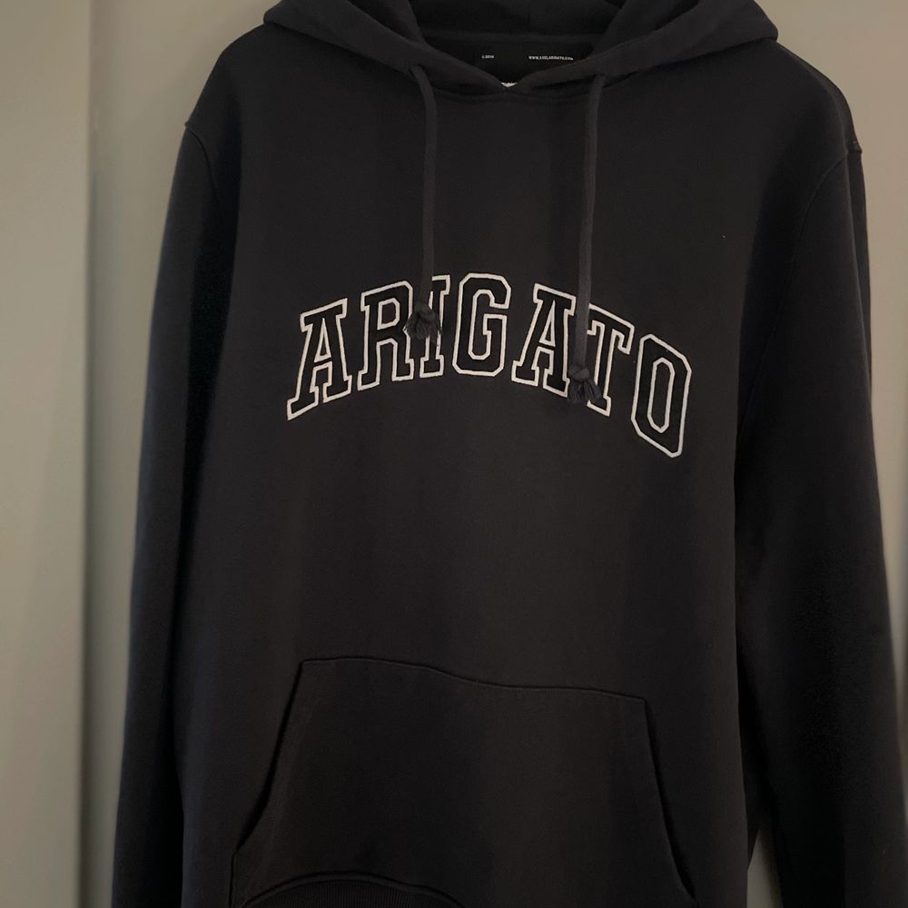En Axel arigato hoodie i bra skick, denna hoodie är änvänt ett fåtal gånger därmed i bra skick. Nypris 1600. Tröjor & Koftor.