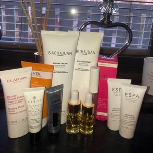 Hudvård - Helt oanvända och oöppnade hudvårdsprodukter.  Lista på sakerna samt ml. Värde på 1897kr. Sachjuan styling cream - 125ml X 2st, Clarins - Beauty flash balm 30ml  ESPA - skin polish 15 ml X 2st, Ren - Body serum 50ml, Emma - Hardi Clarins, verso, Avant 