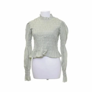 Monki volangtröja - Jättefin volangtröja (ljusgrön/pistagegrön) i storlek S säljes, är själv en M/L och passade mig bra så passar då med garanti S och M.  Fint skick, lite sned då den legat nedvikt, hittar inga skavanker vad jag sett! 90kr exkl. frakt. Skickar med Postnord💐