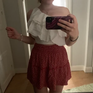 Röd kjol hollister  - En väldigt fin och skön röd kjol från hollister, knappt använd. Väldigt skönt och stretchigt vid midjan. Storlek S, nypris 399!<33