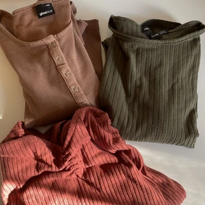 Långärmade tröjor  - Brun: Xxs, Gina men stretchig så passar upp till M. Grön: stl 38, ruched på sidan, pretty little thing. Rödbrun: ruched vid brösten, vero Moda stl M.