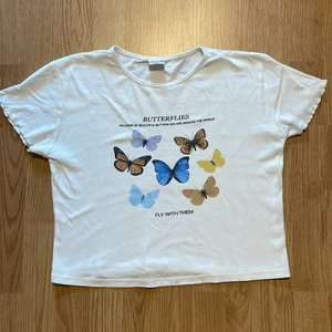 Croptopp  - En t-shirt men fjärilar på, från zara har ett litet hål på magen, Använd några gånger