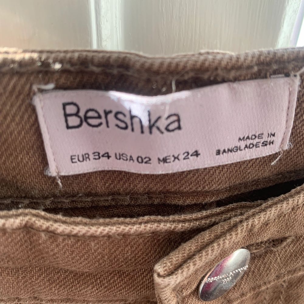 Bruna jeans i storlek 34 från Bershka. Jag är 165cm och väger ca 55kg. Säljer för 40kr + 66kr spårbar frakt med Postnord.. Jeans & Byxor.