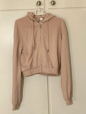 Zip hoodie - Knappt använd zip hoodie från hm i xs.