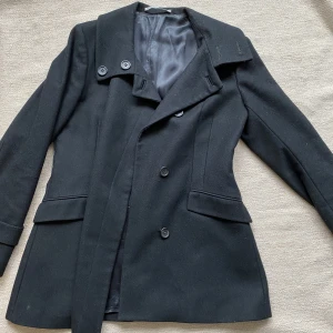 Kavaj/rock - En sjukt snygg svart kavaj/rock från Tiger.  Orginalpris var ungefär 3000kr och helt inne/ytterfodret, inget trasigt men knapparna behövs möjligtvis sys om lite❤️ bara att ställa frågor om ni undrar ngt, köparen står för frakt👍🏼