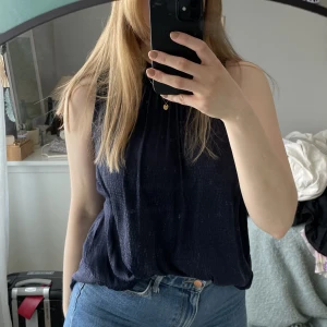 Superhäftigt blus - Tunn och skön blus i ett blankt material. Något högre hals och murning i bak. Perfekt till en kjol på sommaren. I princip oanvänd. 