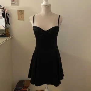 Klänning  - Svart klänning från DollsKill 