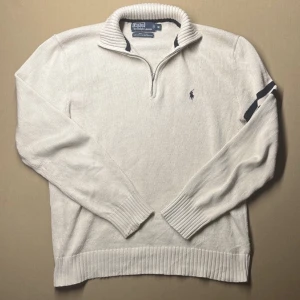 Half zip Ralph Lauren - ⚠️bidda bara om du kan köpa⚠………Vit half zip tröja med märket ”Polo by Ralph Lauren” kondition 8/10. Nypris: 1099kr