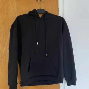 Hoodie  - Dam hoodie med tryck på ryggen, i storlek L men mer som M. Enbart testad. 