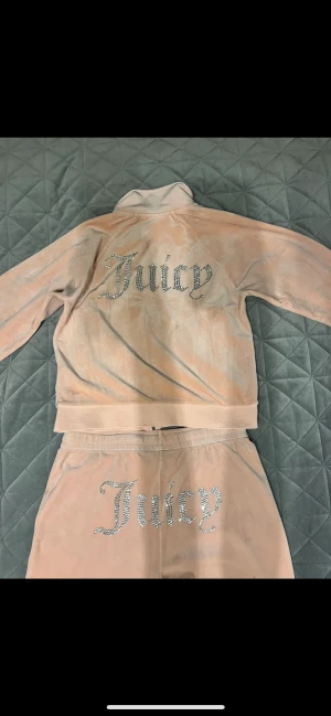 Dress - Har använt 2-3 gånger dressen är tyvärr stor på mig därför har jag inte tagit på mig den. Byxorna är för korta tjejer runt 150-155 men även 160 beror på om man har långa ben. För både koftan och byxorna 1200 kr väldigt billigt.