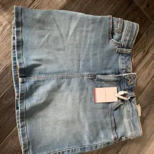 Tommy Hilfiger  Jeanskjol  Storlek 164 (passar XS) Helt ny 