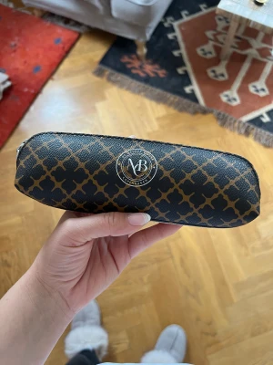 By Malene birger pennskrin/glasögonfodral - Säljer det här fina pennskrinet/glasögon fodral ifrån By Malene birger. Jag har haft mina smycken i dom när ja rest ☺️✨