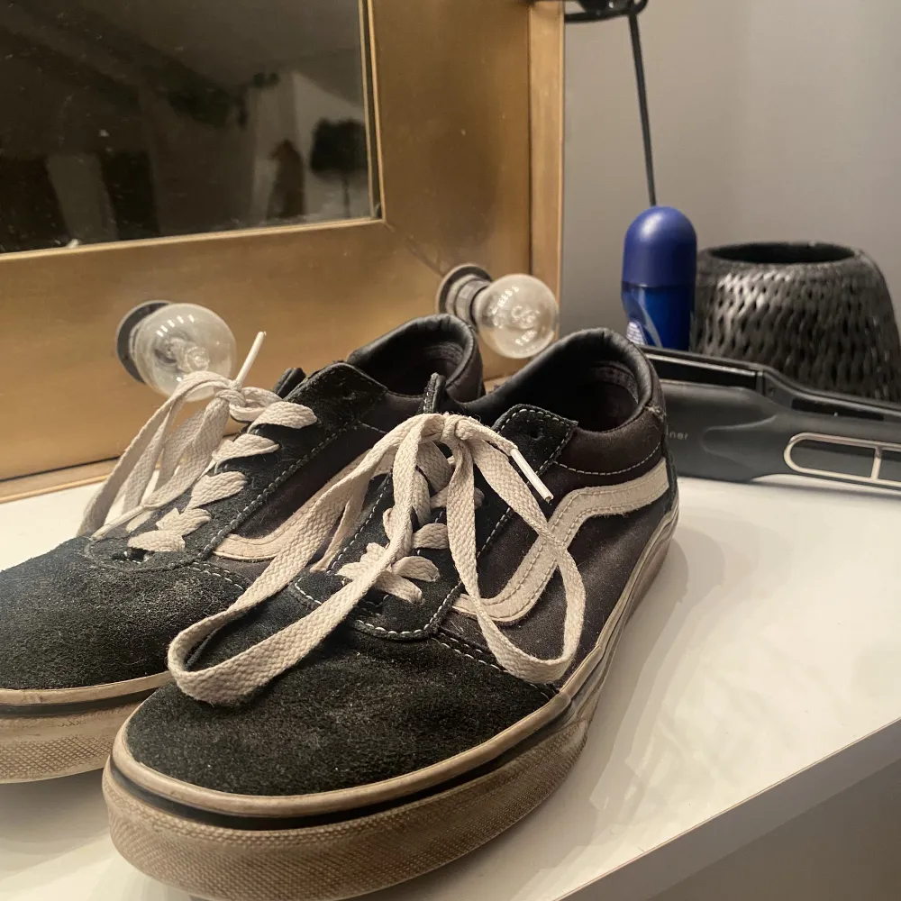 Låga skor från Vans i storlek 37. Lite slitna och skulle behöva tvättas med det fixar jag självklart innan jag skickar iväg dem💞. Skor.