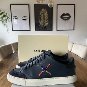 Axel Arigato Clean 90 Tripple Bee Bird  - Säljer ett par riktigt fina Axel arigato clean 90 tripple bee bird. Orginalboxen och påse ingår. Kan frakta eller mötas upp i Stockholm. Hör gärna av dig vid frågor eller funderingar. 