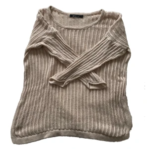 Meshtopp - Fin virkad topp. Ärmarna går bara till armbågen så den var lite svår att fota. För fler bilder skriv privat. 